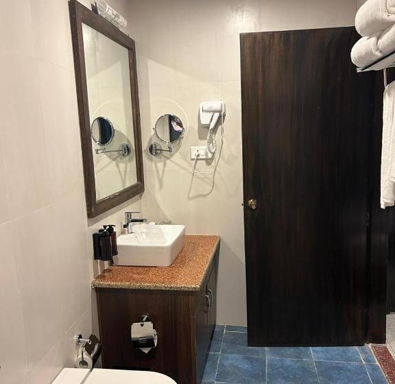 اتاق استاندارد سه نفره, Regenta Resort & Spa By Riverside, Chitwan