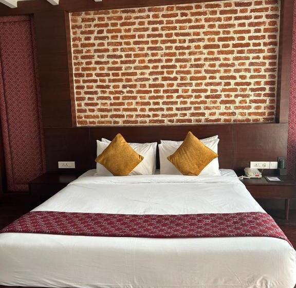 اتاق استاندارد سه نفره, Regenta Resort & Spa By Riverside, Chitwan