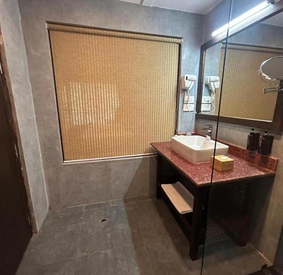 اتاق استاندارد با تخت بزرگ, Regenta Resort & Spa By Riverside, Chitwan