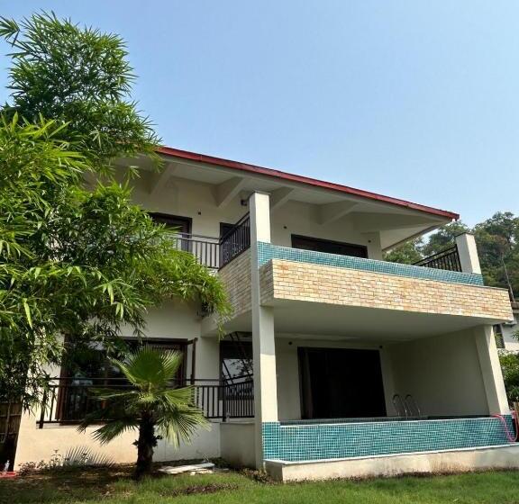 سوییت با استخر, Regenta Resort & Spa By Riverside, Chitwan