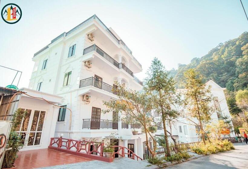 اتاق استاندارد سه تخته با بالکن, Khách Sạn Hoàng Long