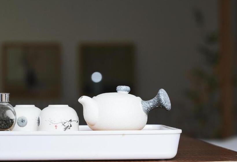 חדר לארבעה סטנדרטי עם מרפסת, Xi An Travelling With Hotel South Gate