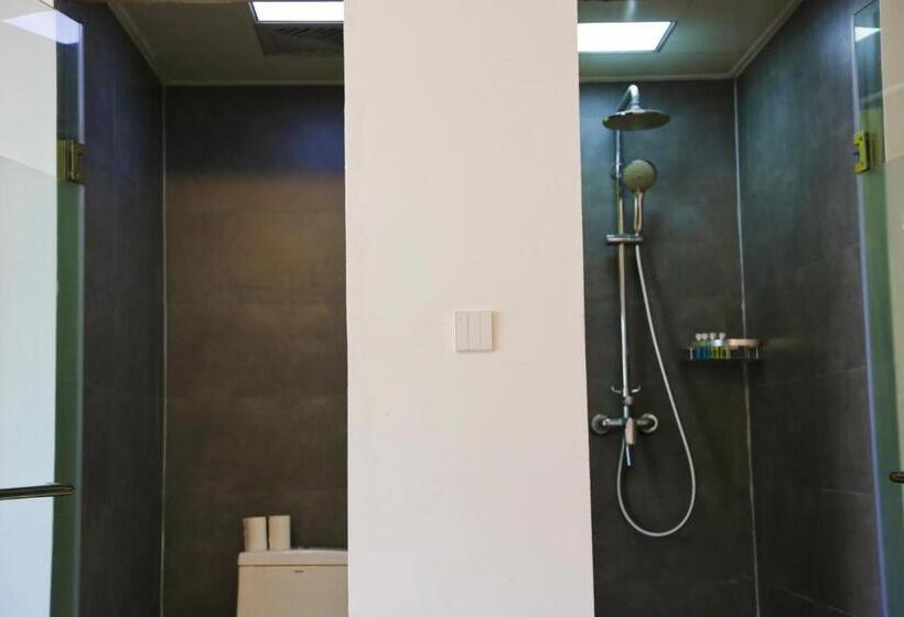 חדר לארבעה סטנדרטי עם מרפסת, Xi An Travelling With Hotel South Gate