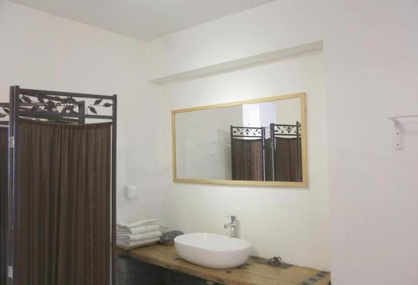 חדר לארבעה סטנדרטי עם מרפסת, Xi An Travelling With Hotel South Gate