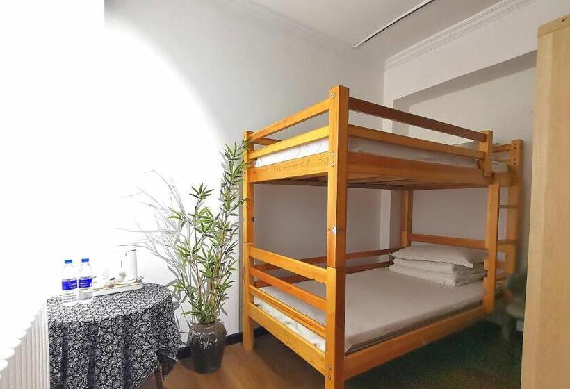 חדר לארבעה סטנדרטי עם מרפסת, Xi An Travelling With Hotel South Gate