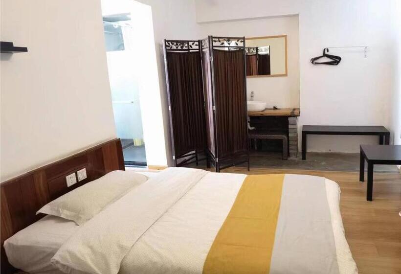 חדר לארבעה סטנדרטי עם מרפסת, Xi An Travelling With Hotel South Gate