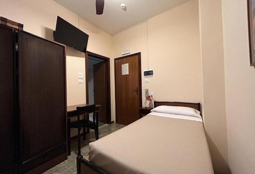 标准单人间, Diana