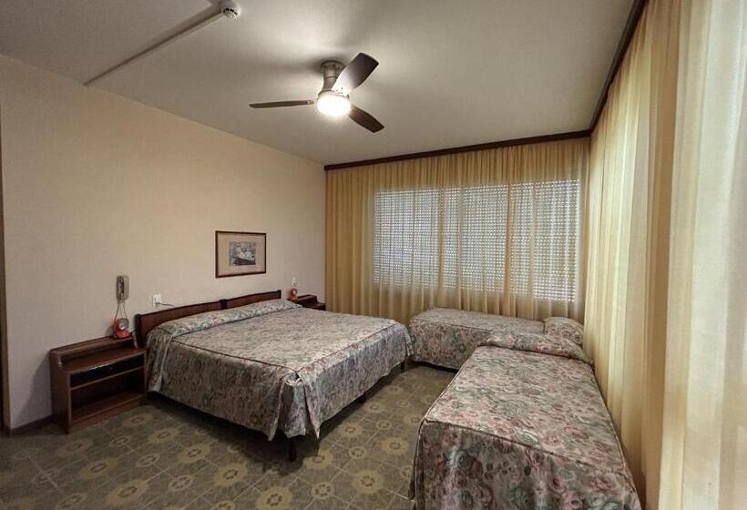 标准三人间, Diana