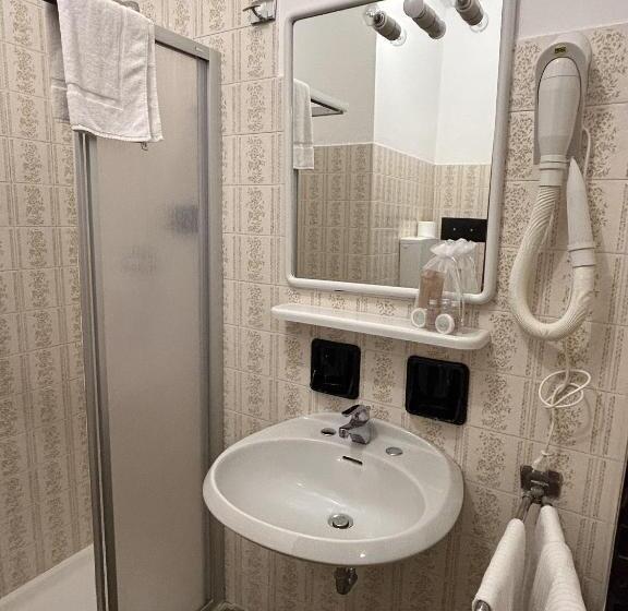 标准三人间, Diana