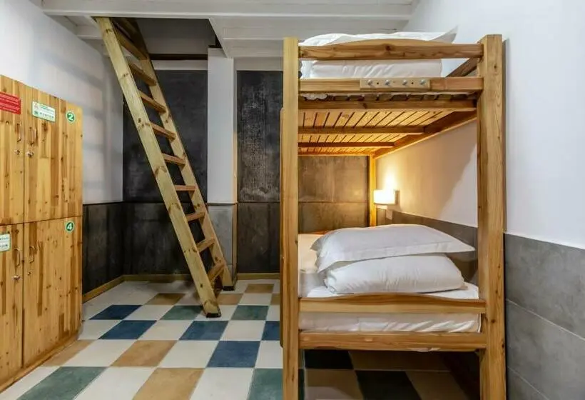Vuode Makuusalissa, Hofang Guest House