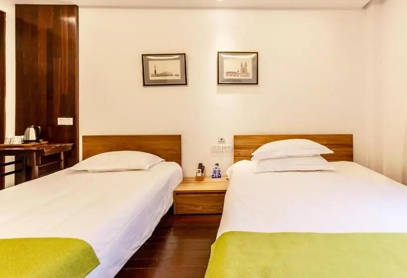 Perhehuone, Hofang Guest House
