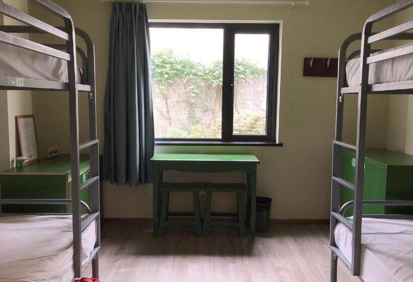 Кровать в Многоместном Номере с Общей Ванной, Hofang Guest House