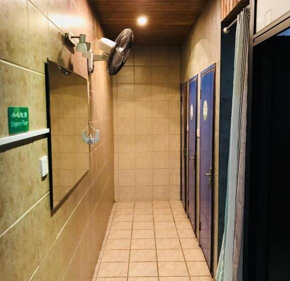 سرير فى غرفة مشتركة مزودة بحمام مشترك, Hofang Guest House