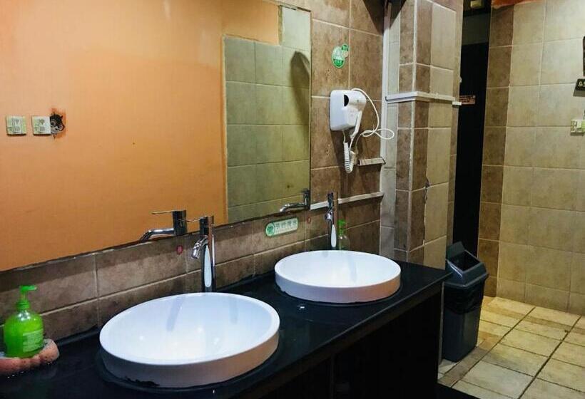 سرير فى غرفة مشتركة مزودة بحمام مشترك, Hofang Guest House