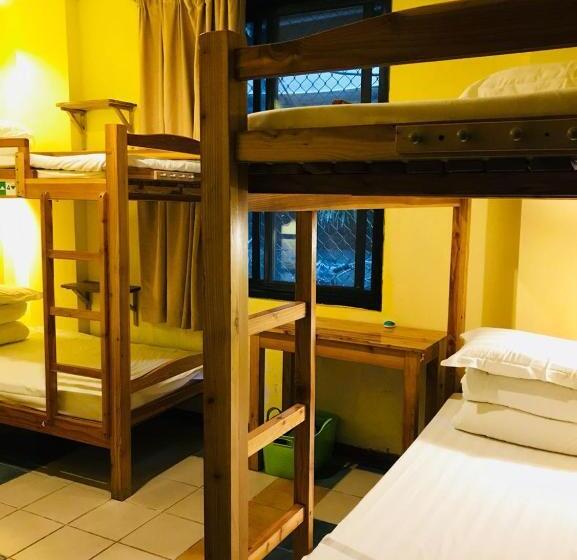 سرير فى غرفة مشتركة مزودة بحمام مشترك, Hofang Guest House