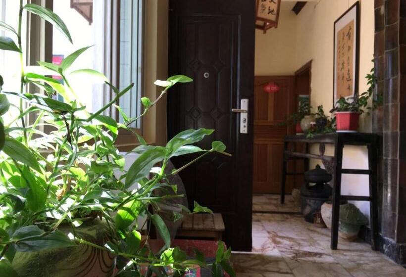 מיטה בחדר משותף, The Lily Pad Inn