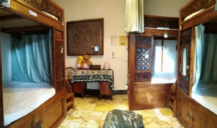 מיטה בחדר משותף, The Lily Pad Inn