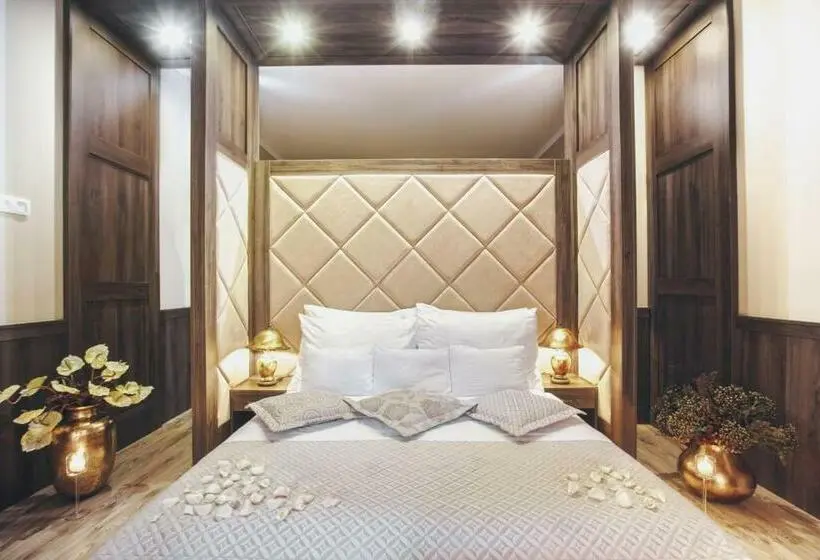 سوییت لوکس, Komló Hotel Gyula