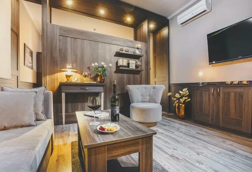 سوییت لوکس, Komló Hotel Gyula