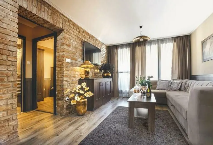 سوییت لوکس, Komló Hotel Gyula