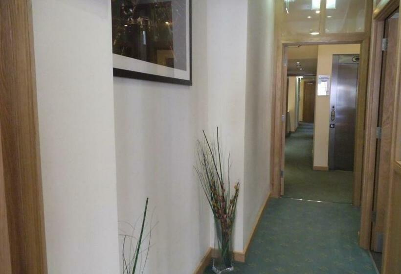 חדר סטנדרט לארבעה, Regency Hotel Parkside