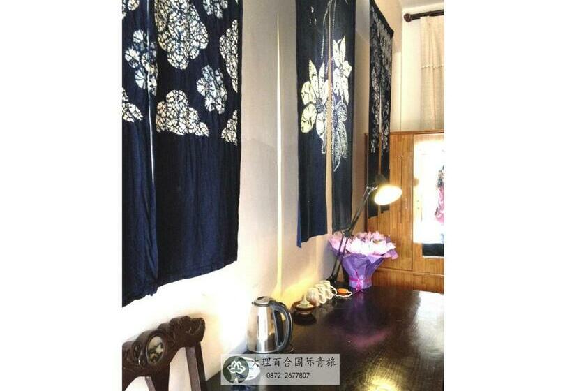 חדר משפחתי, The Lily Pad Inn