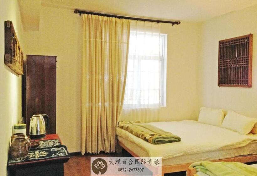 חדר משפחתי, The Lily Pad Inn