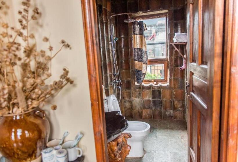 חדר משפחתי, The Lily Pad Inn