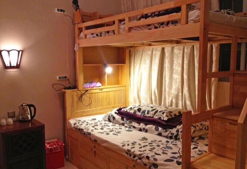 מיטה בחדר משותף, The Lily Pad Inn