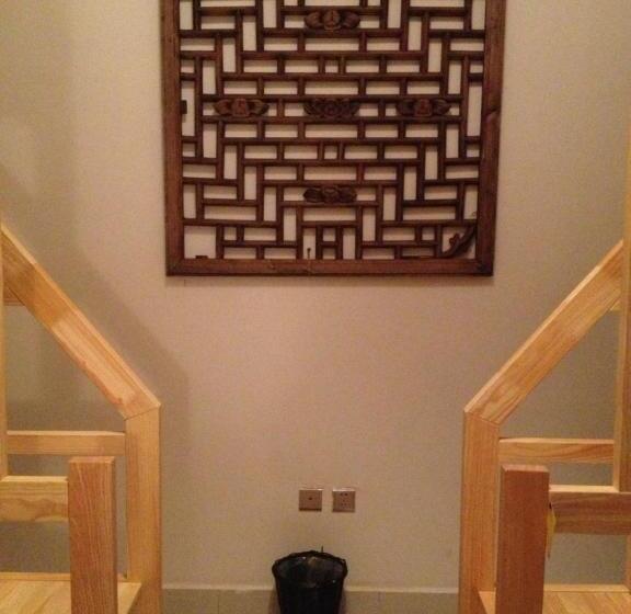 מיטה בחדר משותף, The Lily Pad Inn