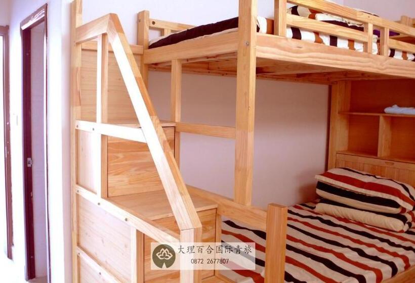 מיטה בחדר משותף, The Lily Pad Inn