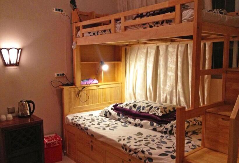 מיטה בחדר משותף, The Lily Pad Inn