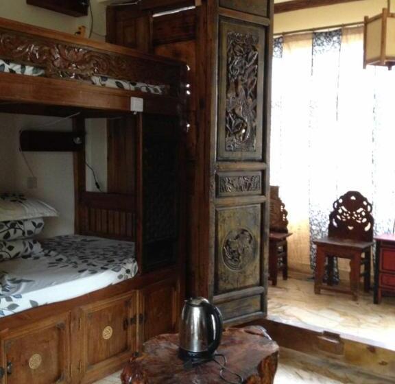 מיטה בחדר משותף, The Lily Pad Inn