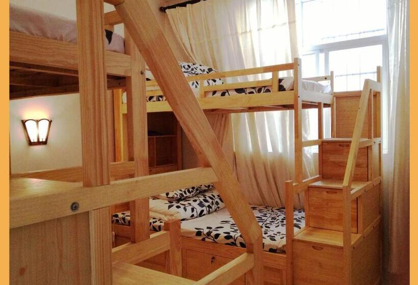 חדר סטנדרטי לארבעה עם חדר אמבטיה משותף, The Lily Pad Inn