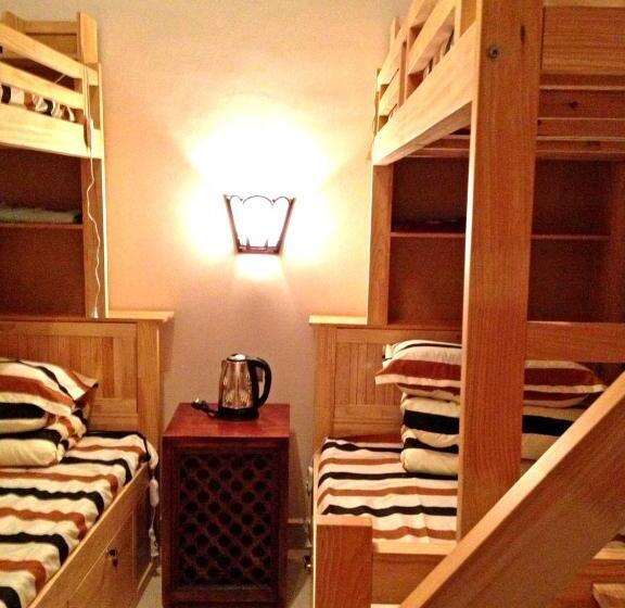 חדר סטנדרטי לארבעה עם חדר אמבטיה משותף, The Lily Pad Inn