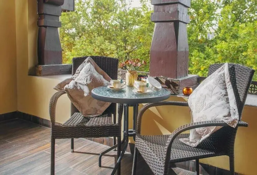سوییت لوکس, Komló Hotel Gyula