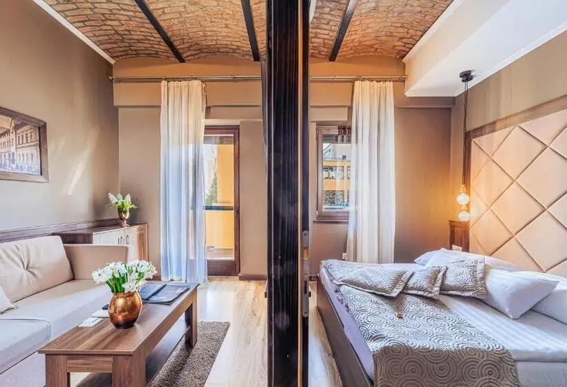 سوییت لوکس, Komló Hotel Gyula