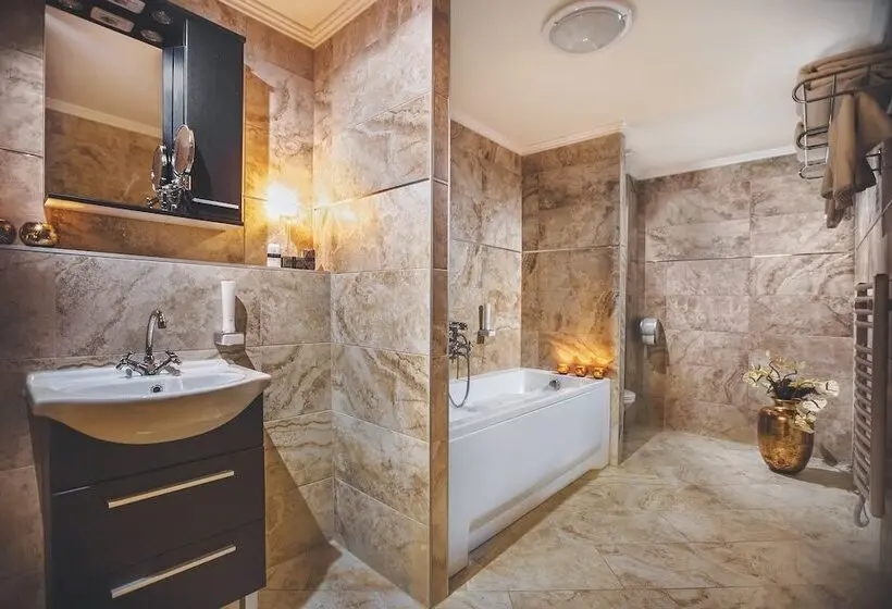 سوییت خانوادگی, Komló Hotel Gyula