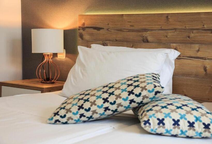 חדר סופריור לשלושה עם נוף לגינה, Almare Beach