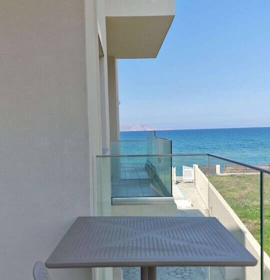 חדר סופריור לשלושה, Almare Beach