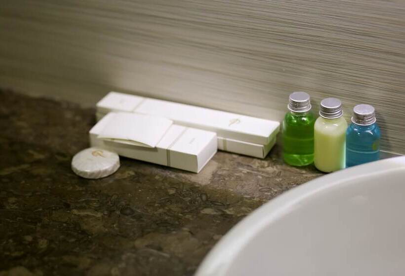 اتاق لوکس با چشم‌انداز دریاچه, Coventina Lake Suites