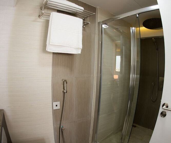 اتاق لوکس با چشم‌انداز دریاچه, Coventina Lake Suites