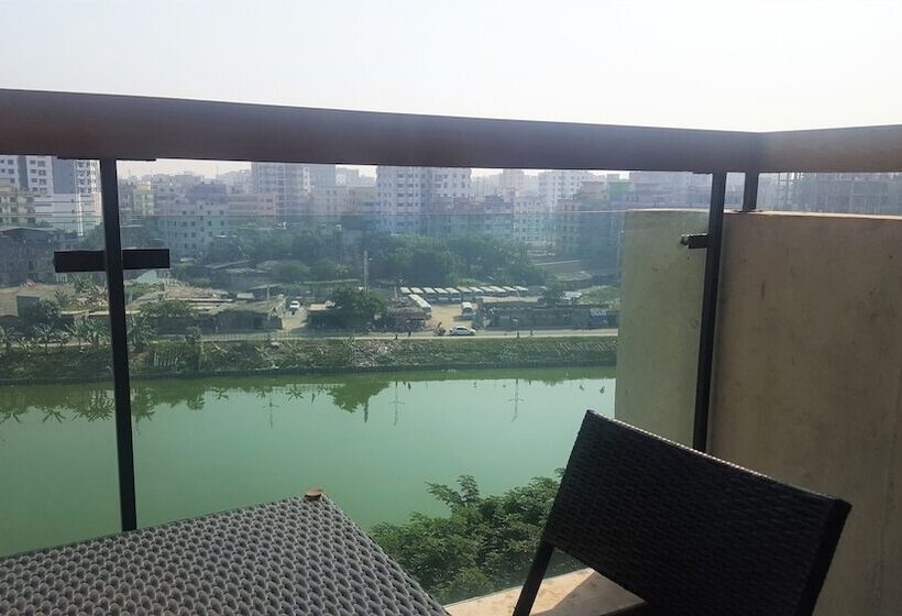 اتاق لوکس با چشم‌انداز دریاچه, Coventina Lake Suites