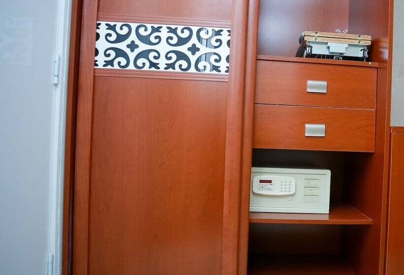 اتاق لوکس با چشم‌انداز دریاچه, Coventina Lake Suites