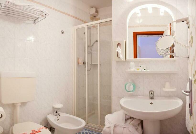 اتاق استاندارد با بالکن و چشم‌انداز دریا, Marzia Holiday Queen