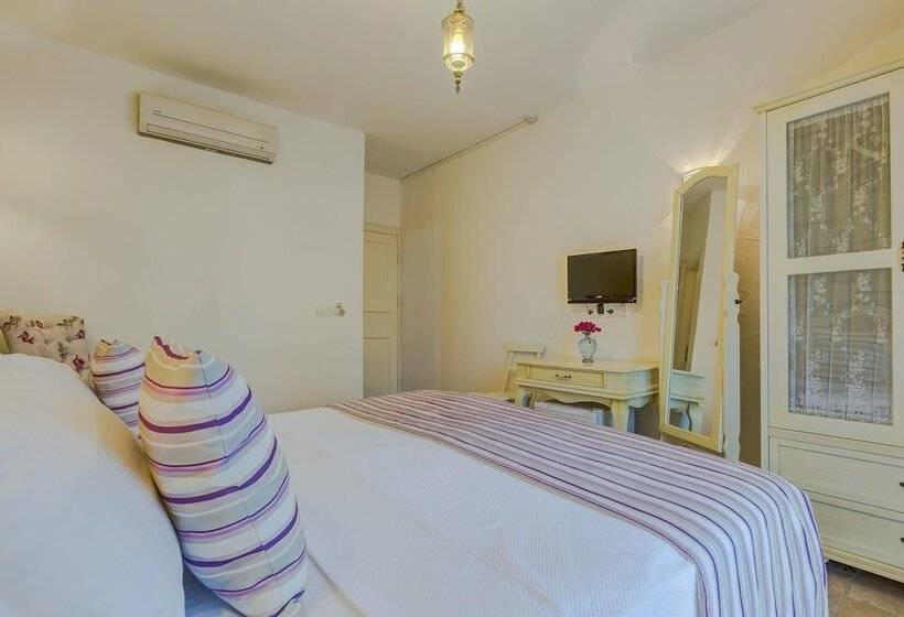 اتاق استاندارد سه نفره, Alanarin Konak Alacati