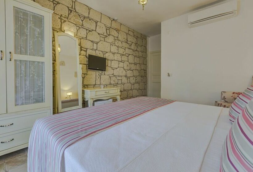 اتاق استاندارد سه نفره, Alanarin Konak Alacati