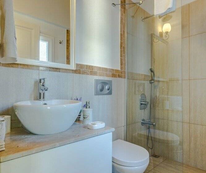 اتاق استاندارد سه نفره, Alanarin Konak Alacati