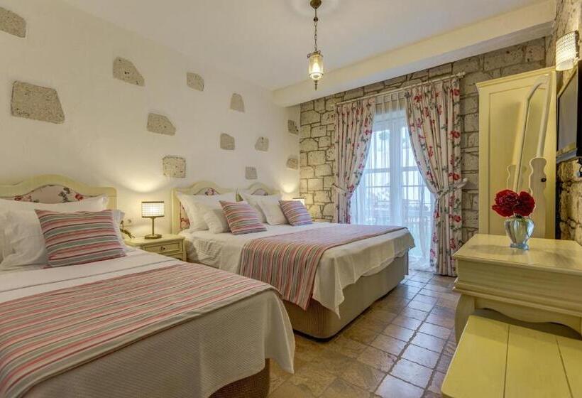 اتاق استاندارد سه نفره, Alanarin Konak Alacati