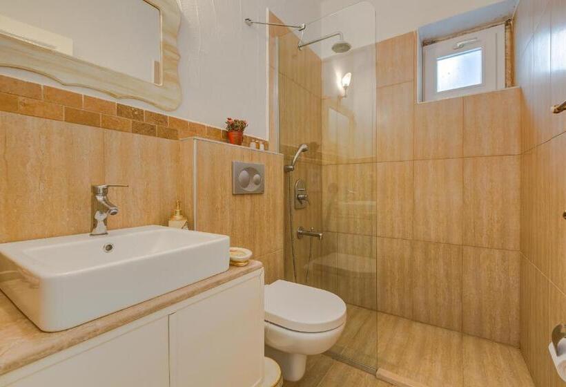 اتاق استاندارد سه نفره, Alanarin Konak Alacati